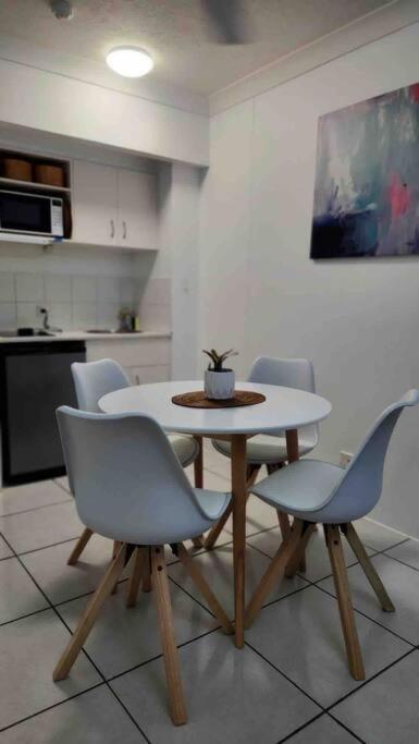 3 Blocks To Surfers Paradise Apartment *