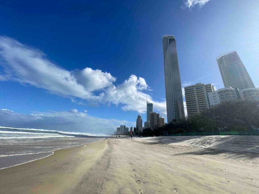 Apartment 3 Blocks To Surfers Paradise *