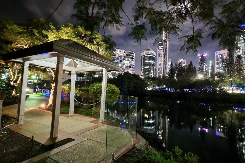 Apartment 3 Blocks To Surfers Paradise