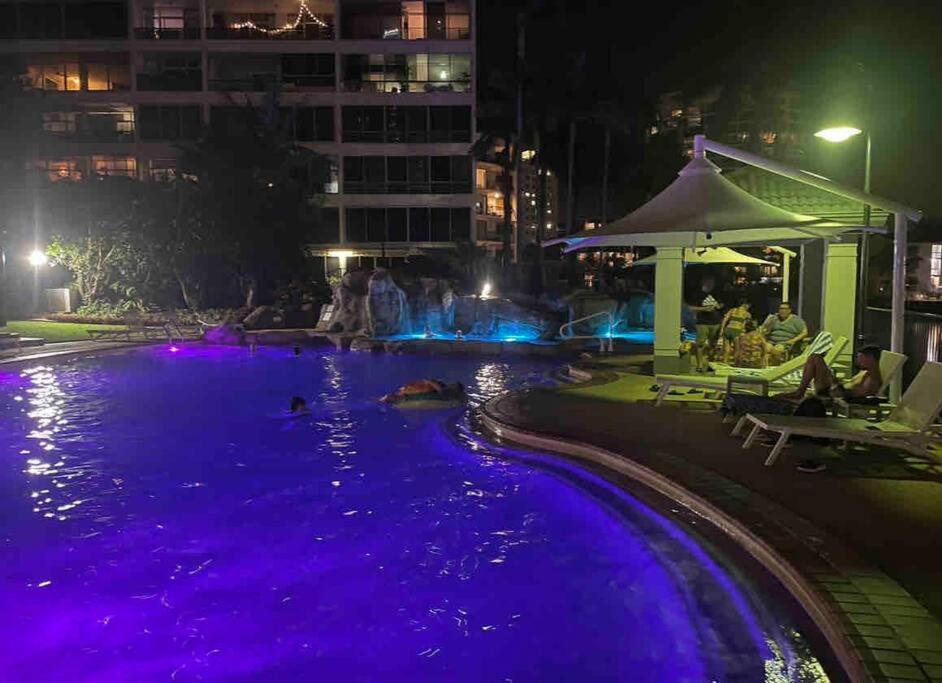 Apartment 3 Blocks To Surfers Paradise