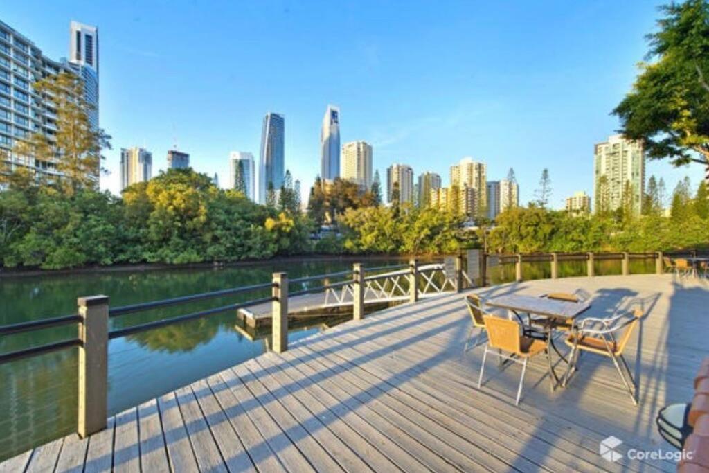 3 Blocks To Surfers Paradise *