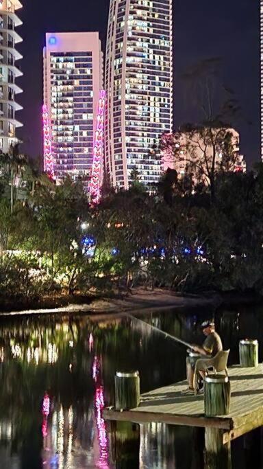 3 Blocks To Surfers Paradise *