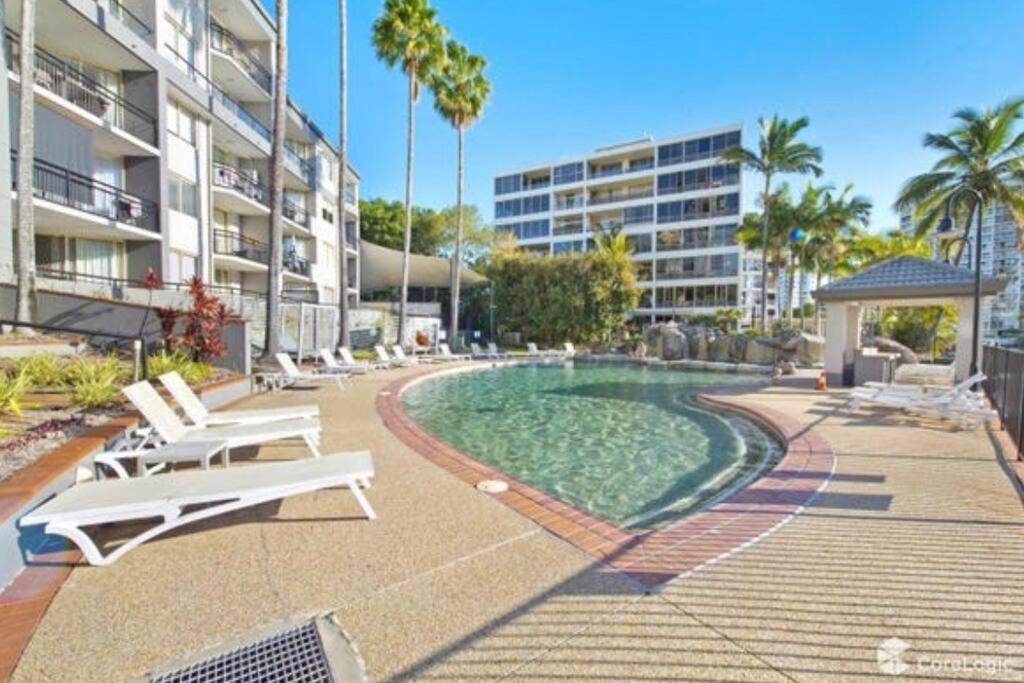 3 Blocks To Surfers Paradise Gold Coast