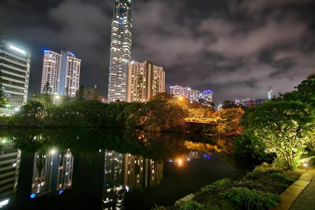 3 Blocks To Surfers Paradise Apartment