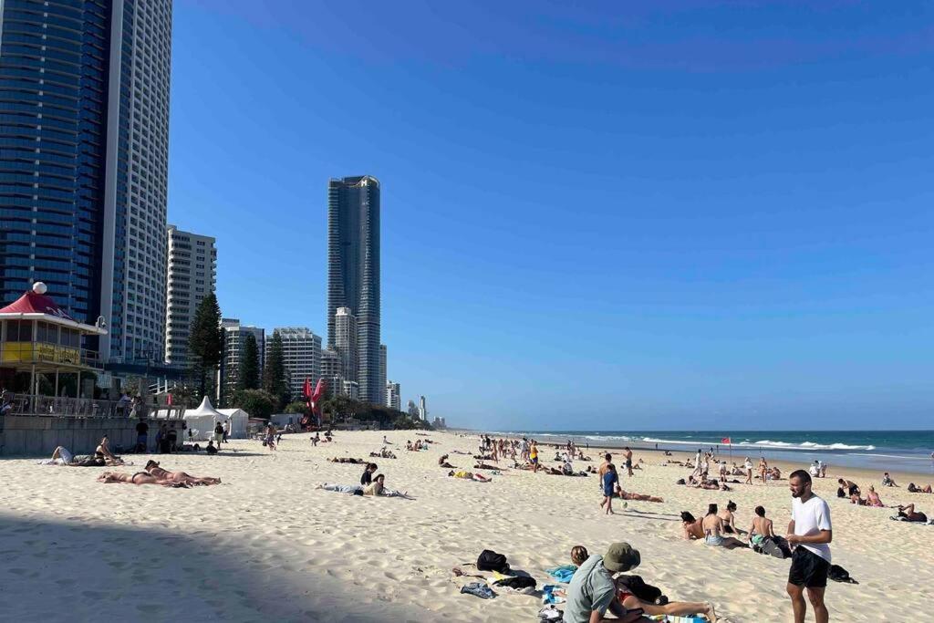 3 Blocks To Surfers Paradise Gold Coast