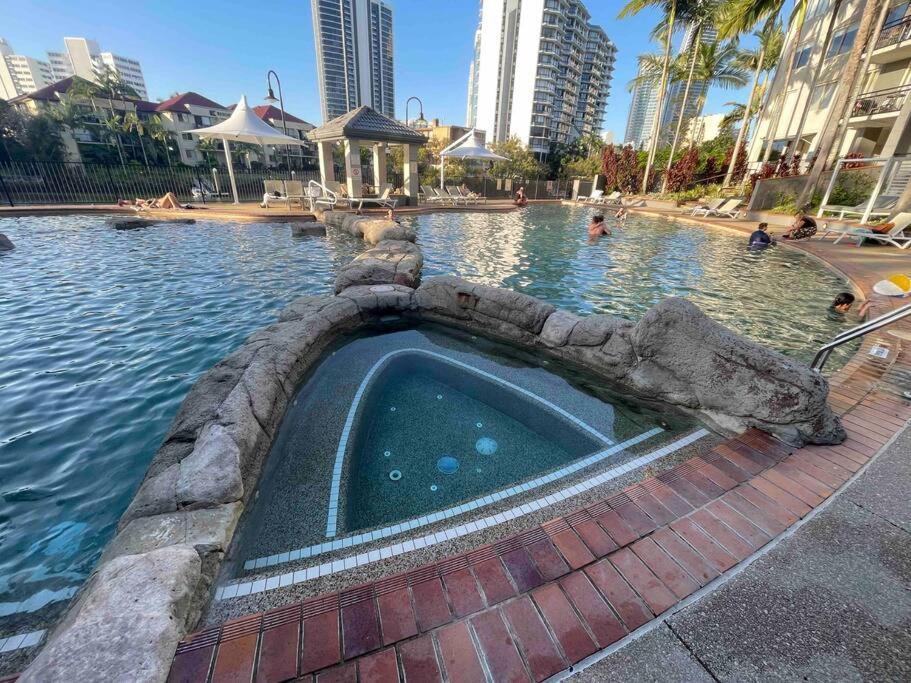 3 Blocks To Surfers Paradise * Gold Coast