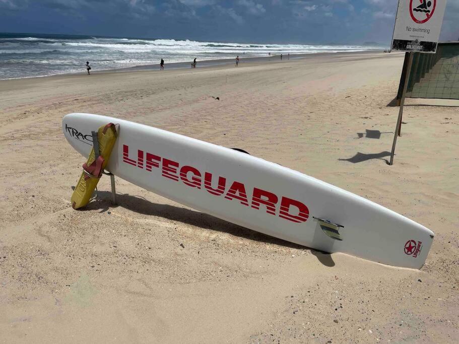 3 Blocks To Surfers Paradise Apartment