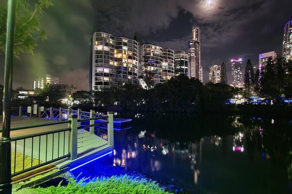 3 Blocks To Surfers Paradise Apartment
