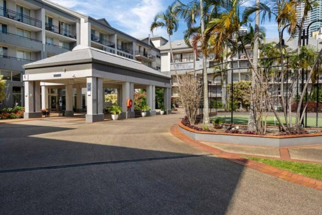 3 Blocks To Surfers Paradise Apartment