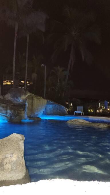 3 Blocks To Surfers Paradise Apartment *