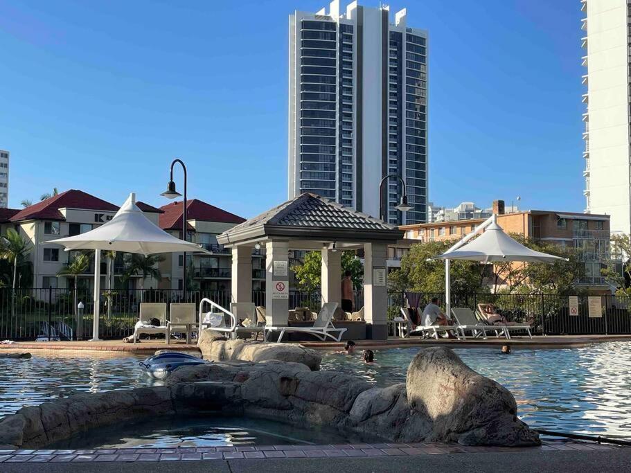 Apartment 3 Blocks To Surfers Paradise