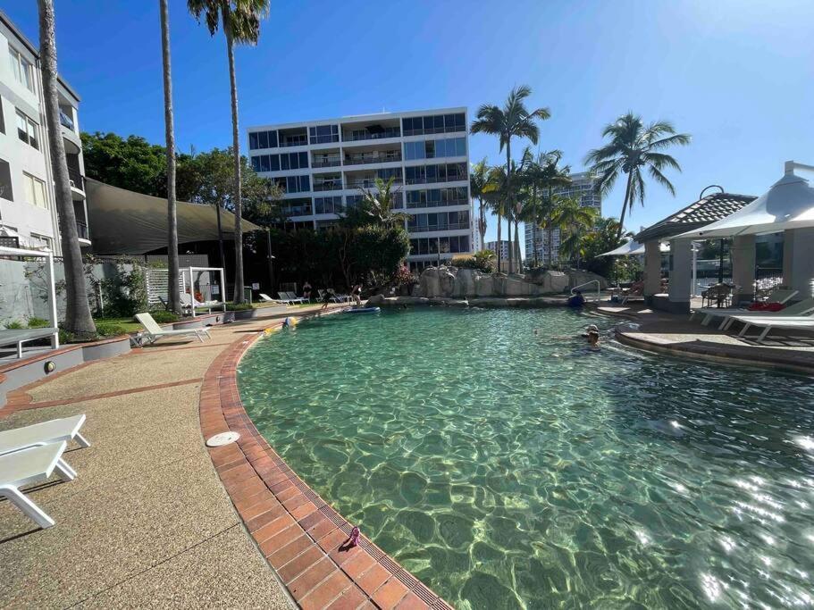 3 Blocks To Surfers Paradise * Gold Coast