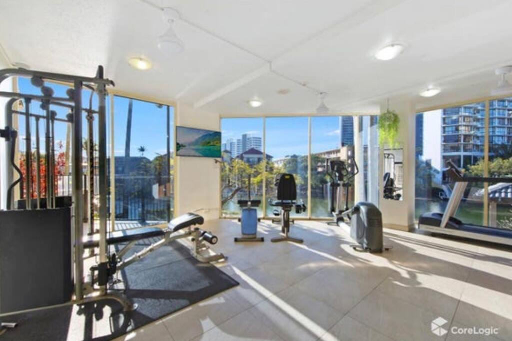 Apartment 3 Blocks To Surfers Paradise