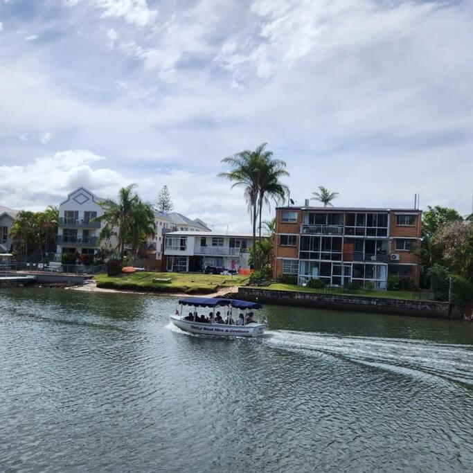 3 Blocks To Surfers Paradise Apartment
