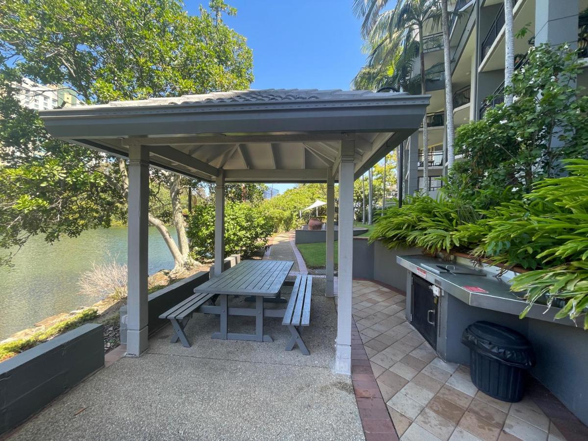 Apartment 3 Blocks To Surfers Paradise *