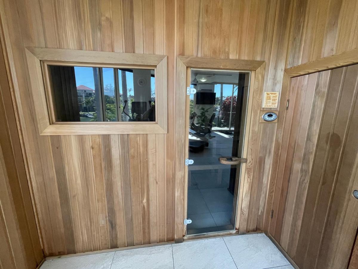 3 Blocks To Surfers Paradise Apartment