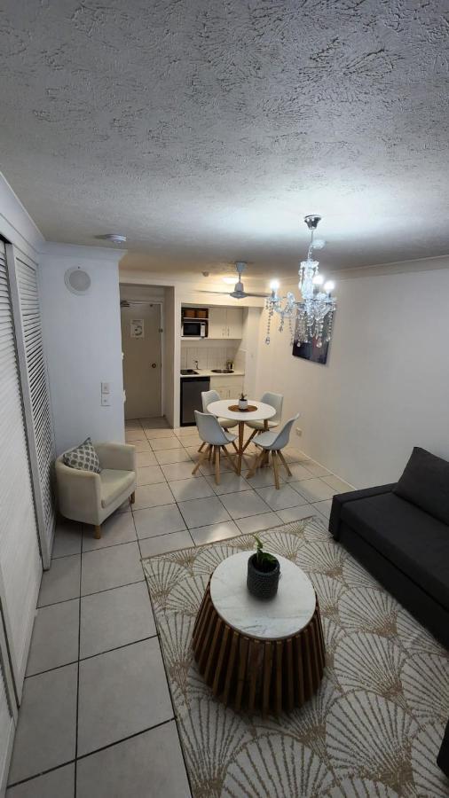Apartment 3 Blocks To Surfers Paradise